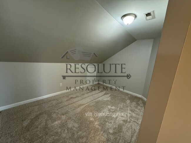 Building Photo - 303 Sugar Maple Ave