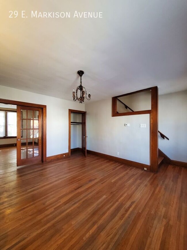 Building Photo - Spacious Townhome with Original Features A...