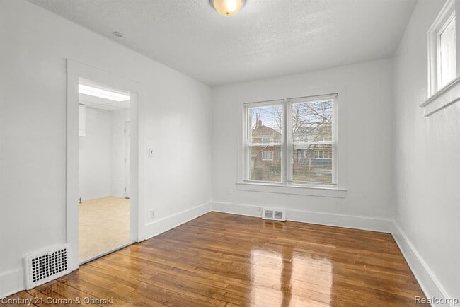 Building Photo - 415 Manistique St