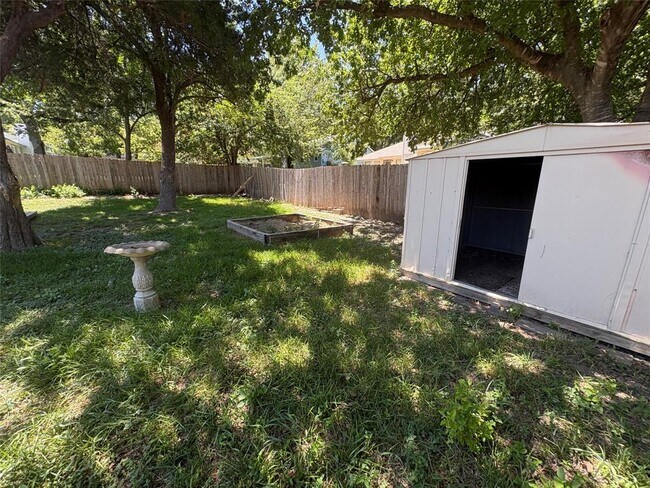 Building Photo - 2304 Silver Spur Dr
