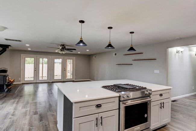 Building Photo - Spacious 3 Bedroom 2 Bath in desirable neighborhood