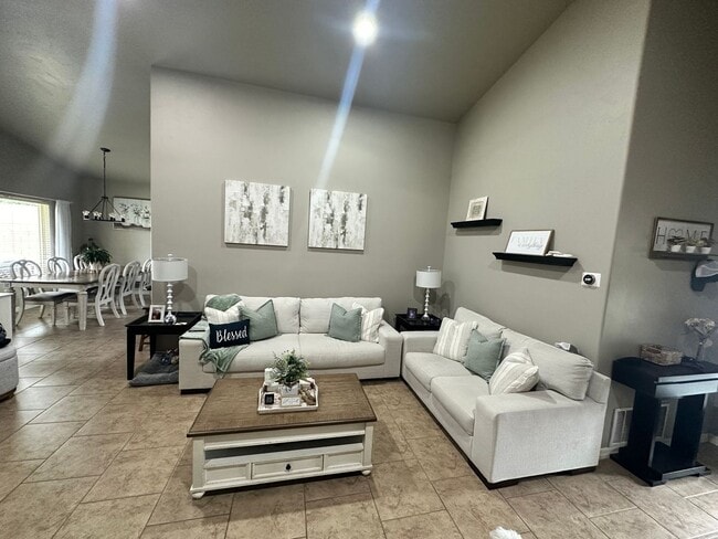 Building Photo - 3 Bed 2 Bath Home