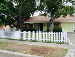 Building Photo - 3 Bedroom 2 Bath House in Corpus Christi! ...