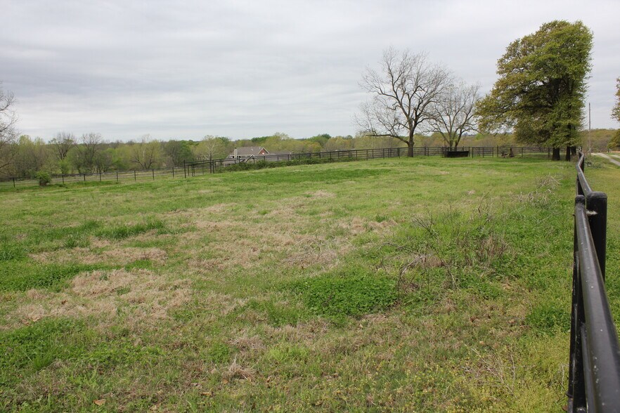 Large arena with calf chute near the house and barns - 27160 North 3990 Road