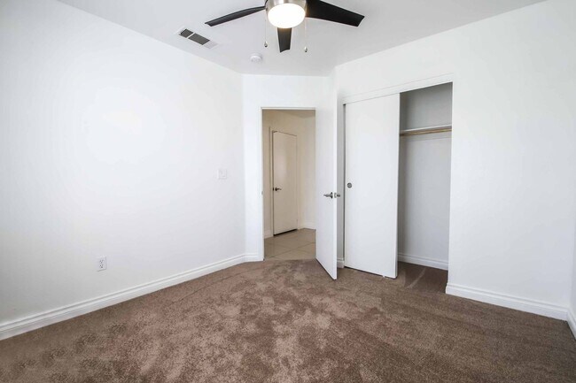 Building Photo - CUTE 3 BEDROOM HOME WITH POOL/SPA!