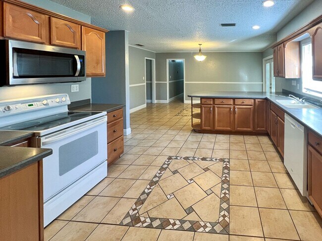 Building Photo - Pet Friendly 5BR/3BA Pool home in Northwoo...