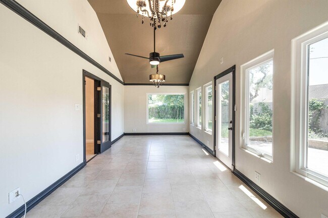 Building Photo - 3215 Sesbania Dr