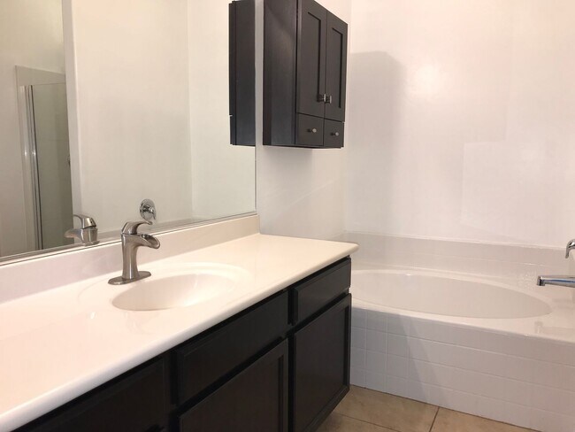 Building Photo - 12872 N White Fence Way