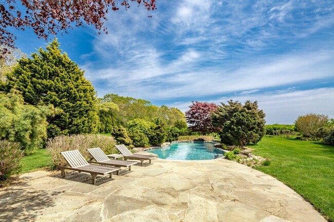 Building Photo - 869 Head of Pond Rd