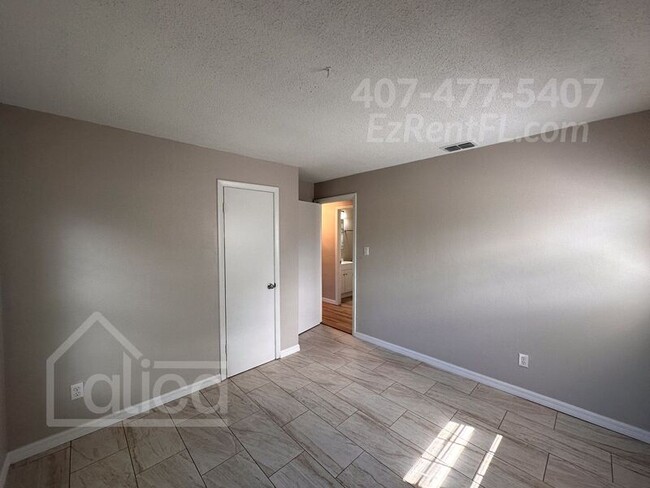 Building Photo - 2155 Aaron Ave