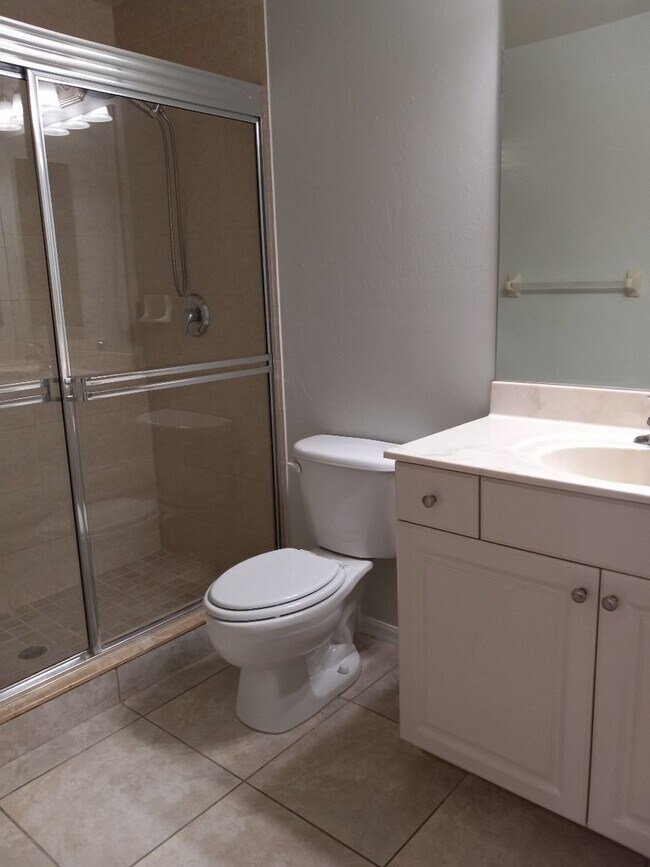 Building Photo - spacious townhouse.2 Bedrooms with 2-1/2 bathrooms