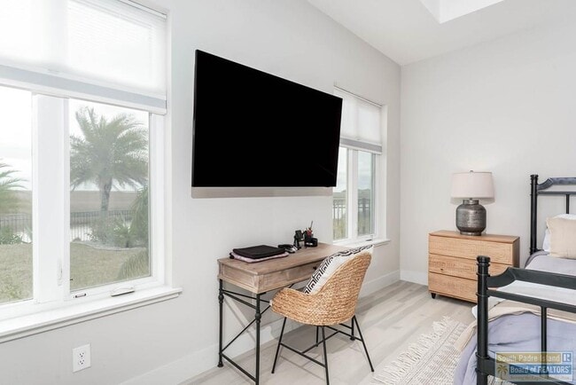 Building Photo - 100 Torrey Pines Dr