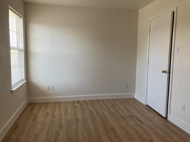 Building Photo - 1208 Village Garden Dr