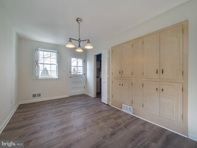 Building Photo - 2702 Navarre Dr