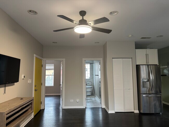 Building Photo - 1637-1632 W Farwell Ave