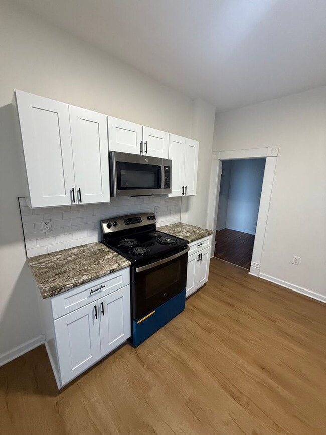 Building Photo - 3-Bedroom, 2.5-Bath Spacious Townhome located in Merion Village