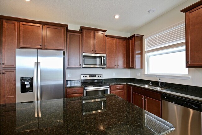 Building Photo - Beautifully Appointment 3/2 Modern Townhom...