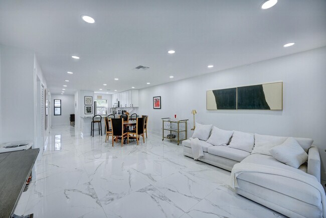 Building Photo - 8545 Casa Del Lago