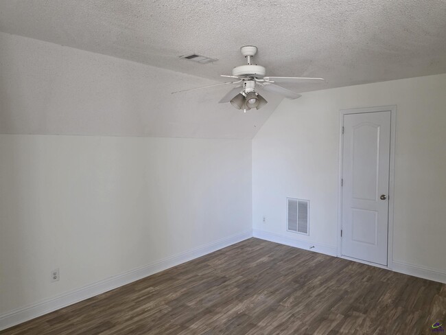 Building Photo - 604 Twelve Oaks Dr