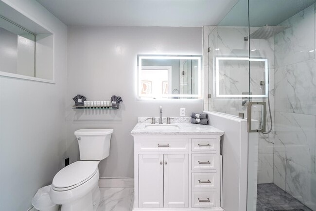 Building Photo - 2531 NE 47th St