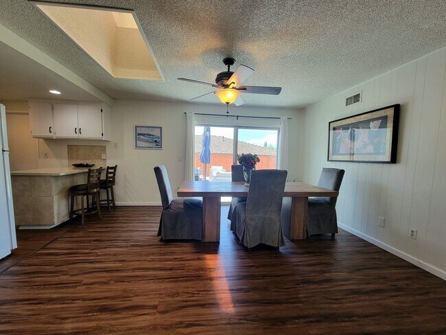 Building Photo - Darling, Move-In Ready Home in Highly Sought After Neighborhood w/ a Great View!!