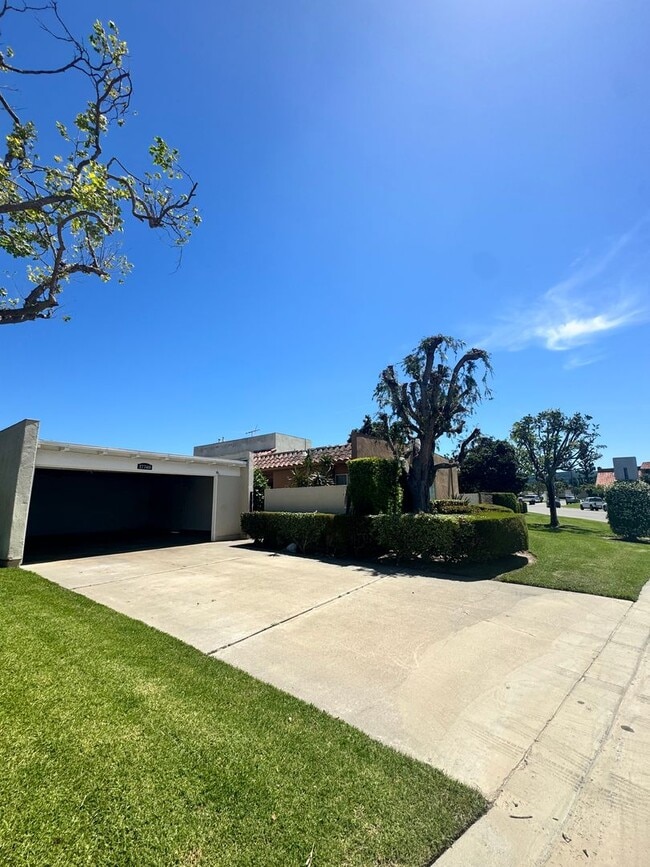 Building Photo - 17740 La Rosa Ln