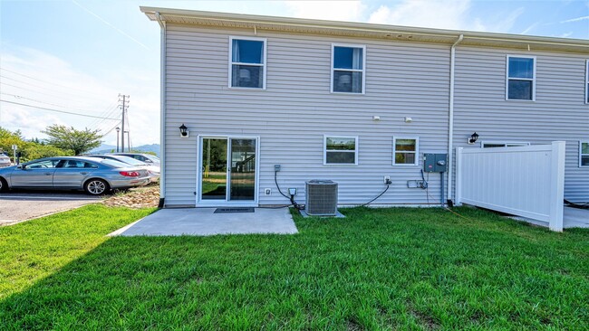 Building Photo - Spacious Newly Built Townhome for Rent