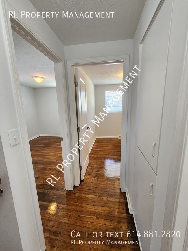 Building Photo - Spacious 3 bedroom 1.5 bathroom town home