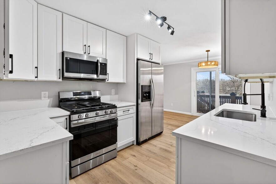 Building Photo - 5016 Fernhill Dr