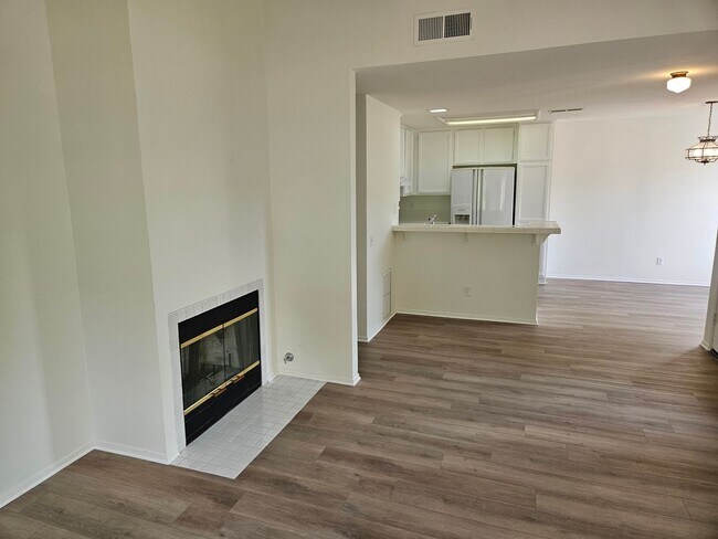 Building Photo - Wonderful 2 Bedroom 2 Bathroom Upper Level...
