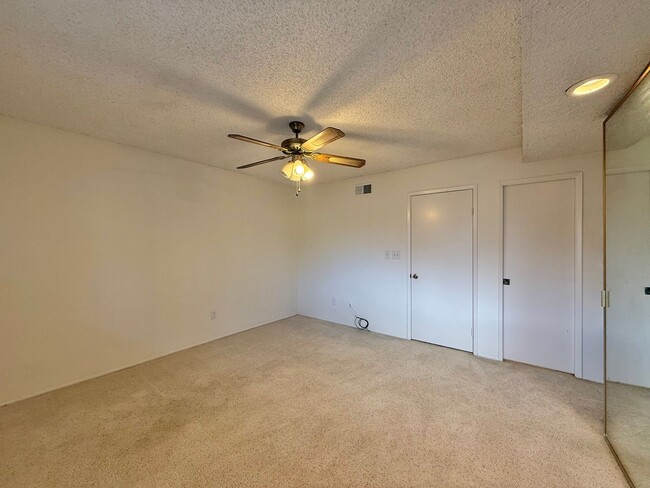 Building Photo - 2 Bedroom Townhome in Santee! Water/Sewer/...