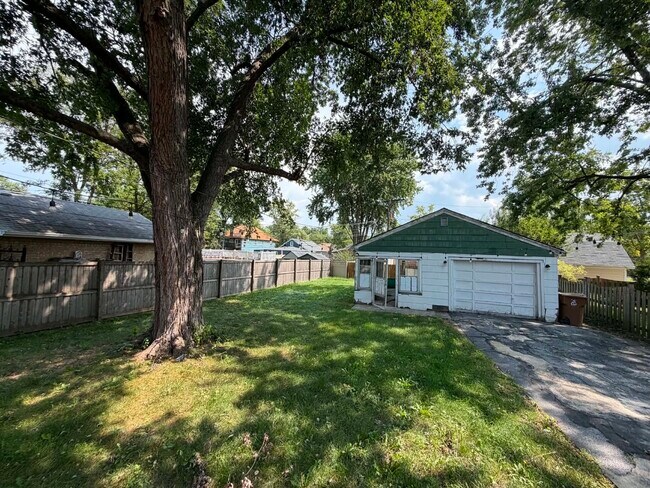 Building Photo - 9243 Lynwood Dr