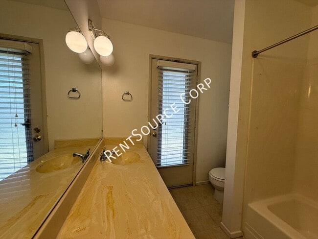 Building Photo - 39642 Country Club Dr