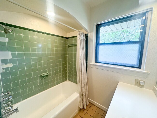 Building Photo - Adorable single story home in Landa Park E...