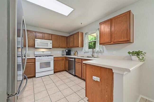 Building Photo - 252 Fall Creek Dr