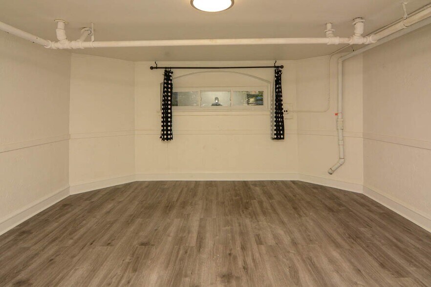 Building Photo - 5534 N Artesian Ave