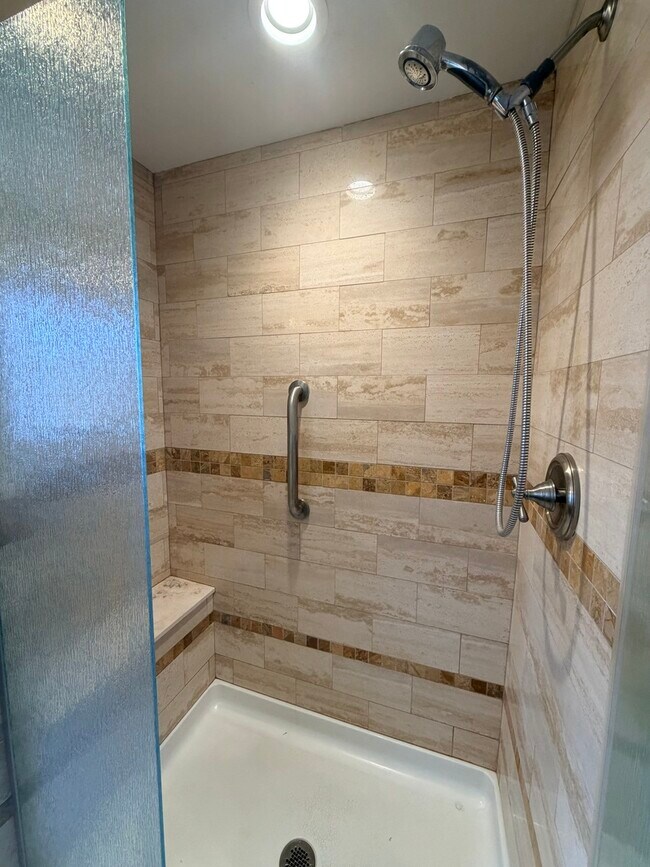 Building Photo - 1018 Oakwood Ave