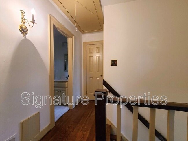 Building Photo - 2302 Mountainbrook Dr