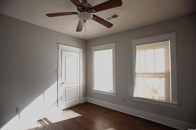 Building Photo - 2114 Maple St