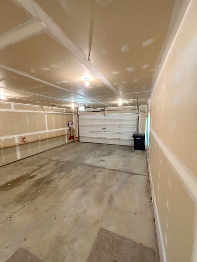 Building Photo - 2456 Brandon Dr