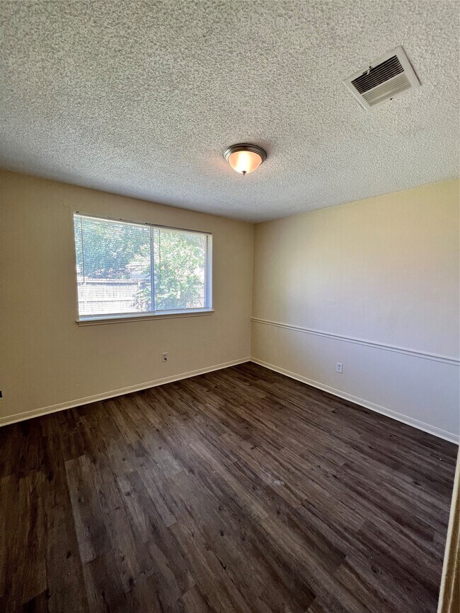 Building Photo - 610 Wood Smoke Dr