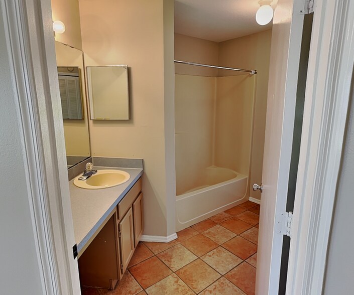 Building Photo - 1618 Cassingham Cir