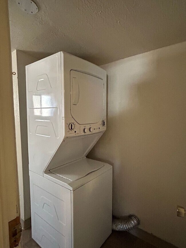 Building Photo - 1380 Palm Ave