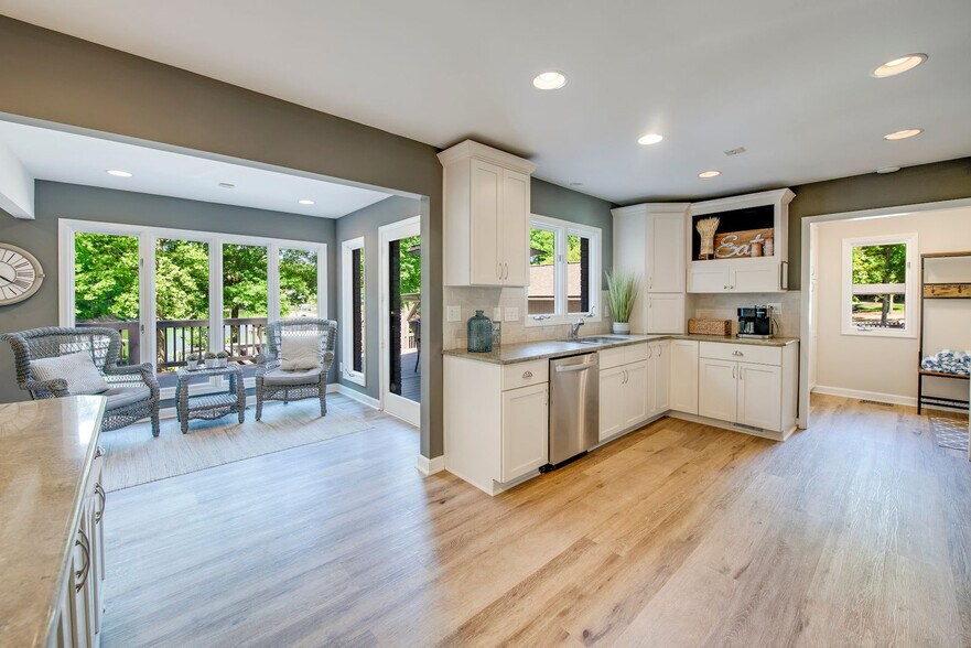 Building Photo - 454 Normandy Rd