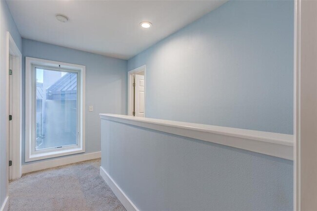 Building Photo - 935 La Posada Dr