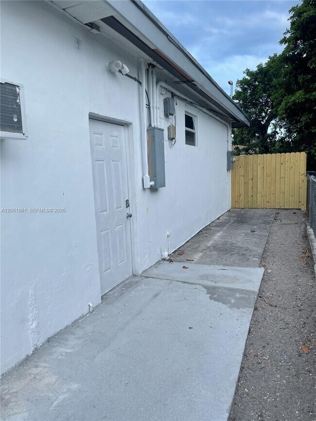 Building Photo - 320 NE 160th St
