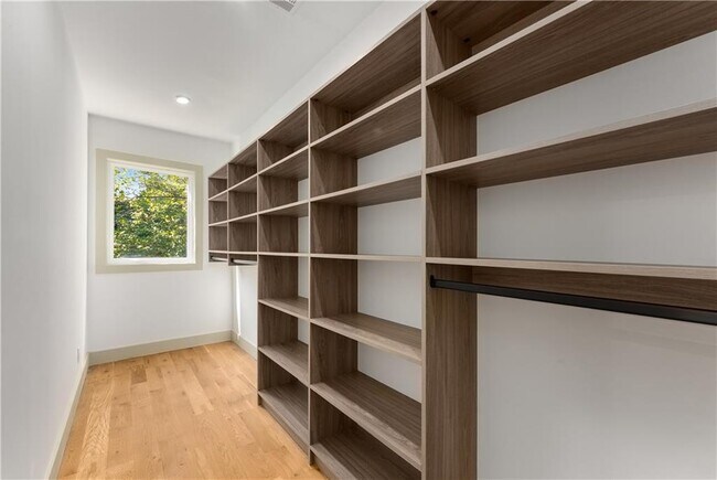 Building Photo - 335 Eureka Dr NE