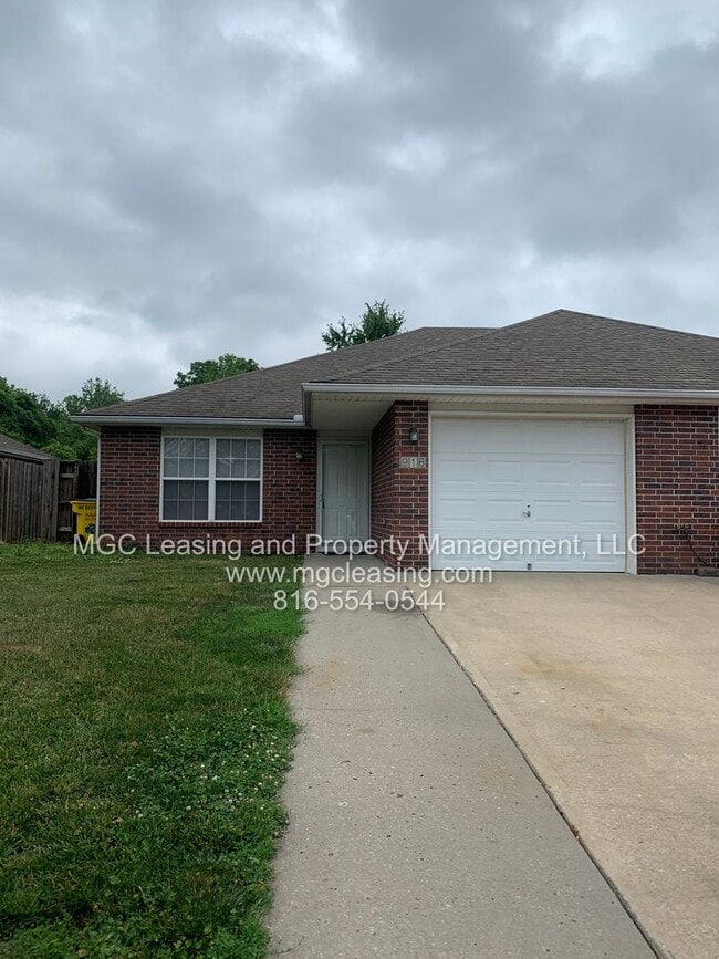 Primary Photo - 914-916 SW Sandy Ln
