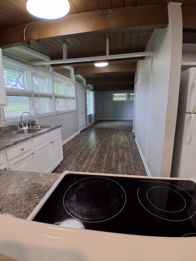 Building Photo - Spacious home near school in a quiet neigh...
