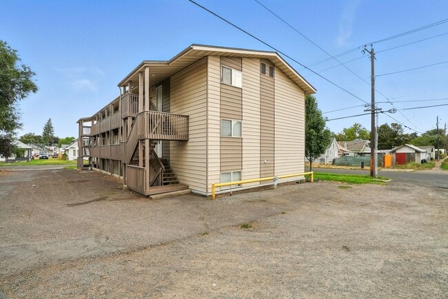 Building Photo - Cannonball Apartments!